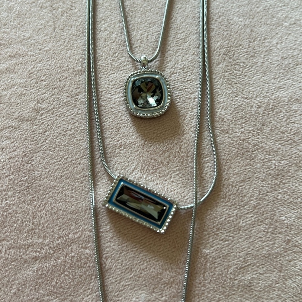 WHBM simple 3 stone necklace. - Picture 3 of 4